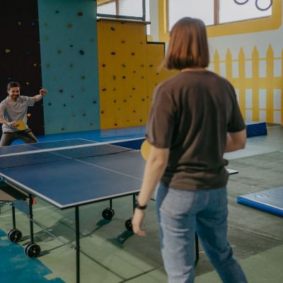Familie spielt Tischtennis im Cage BaseKamp Katschberg