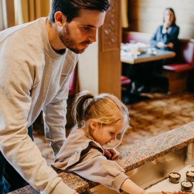 Familie am Frühstücksbuffet im Basekamp Katschberg