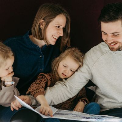 familie-liest-pistenplan-im-doppelbett-basekamp-katschberg-5.jpg