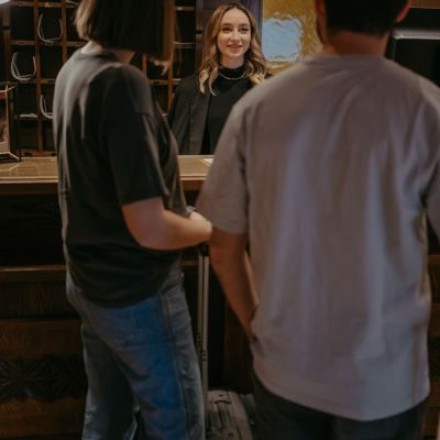 Familie beim Empfang im Basecamp Katschberg